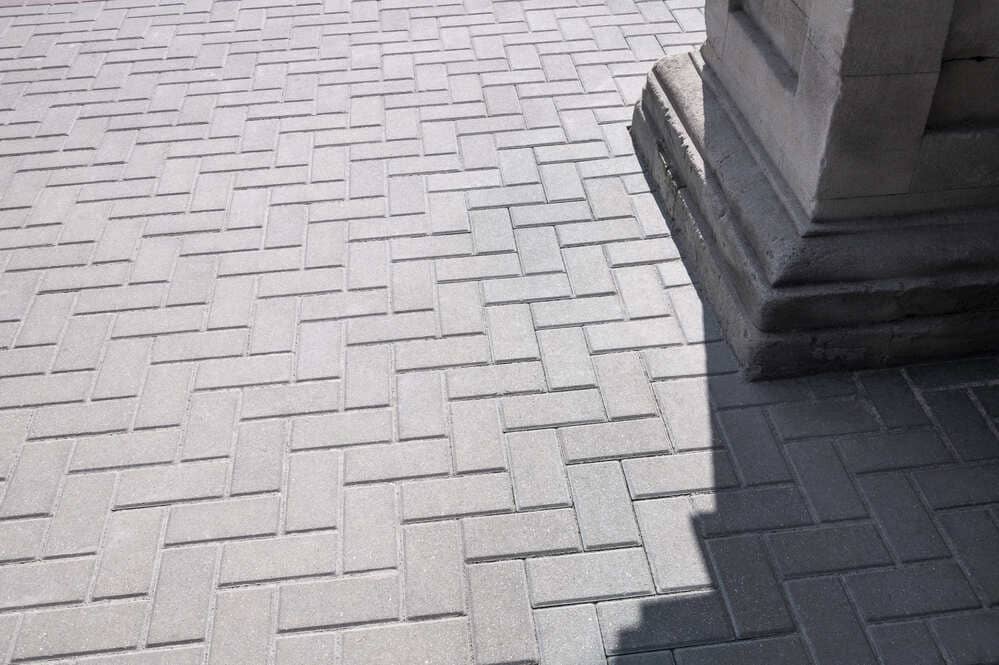 Сколько стоит укладка тротуарной брусчатки: расчет материалов и работы